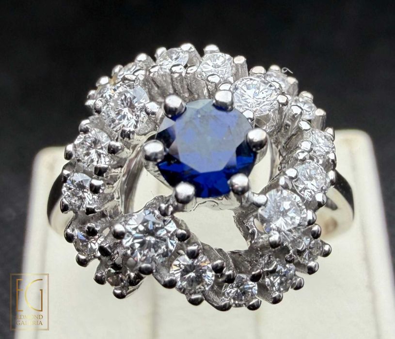 Inel din aur alb, decorat cu safir anturat de diamante
