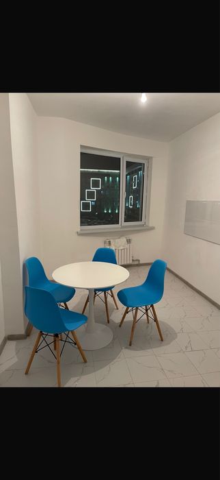 Стулья красные и синие