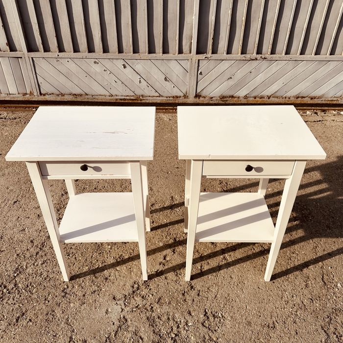 Комплект 2 бр. бели нощни шкафчета / помощни масички