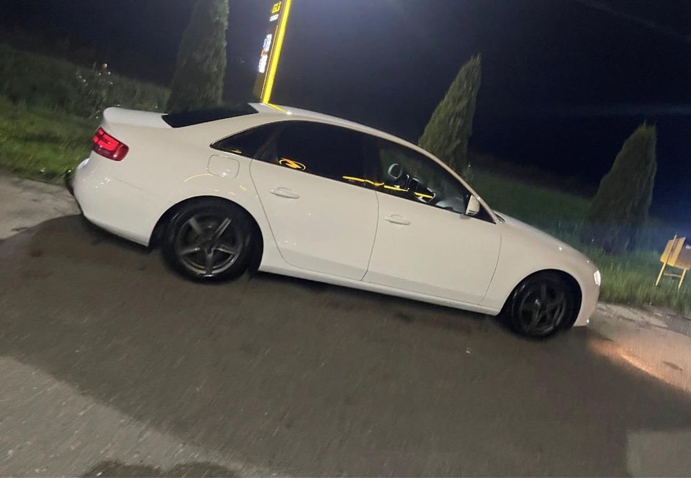 Audi A4 B8 culoare albă, întreținut, aspect foarte plăcut. Mașina este dotată cu motor 1.8 TFSI benzină, 174 CP, cutie manuală.