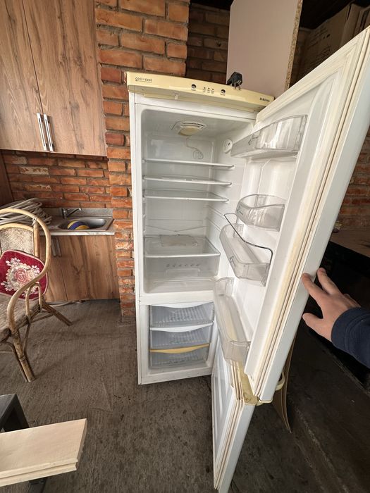 Работает, плохо морозит