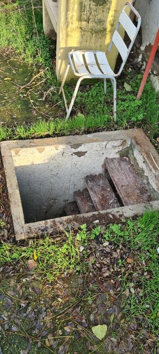 Teren la 15km de Bucuresti cu 2 case, fundatie, fosa, beci, put apa,