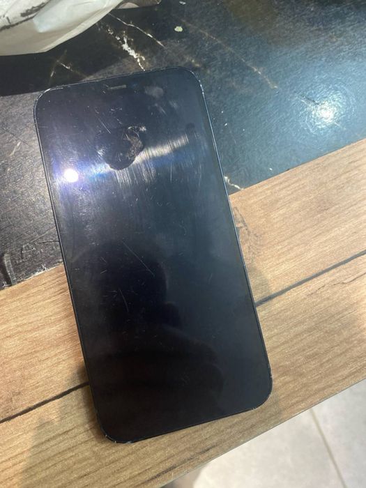 Продам Айфон 12.