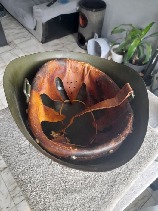 Ретро студентса барета,стара манерка,ръкавни надписи и каска