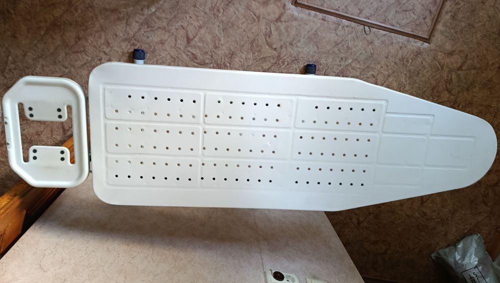 Доска гладильная металлическая. Меняется по высоте.