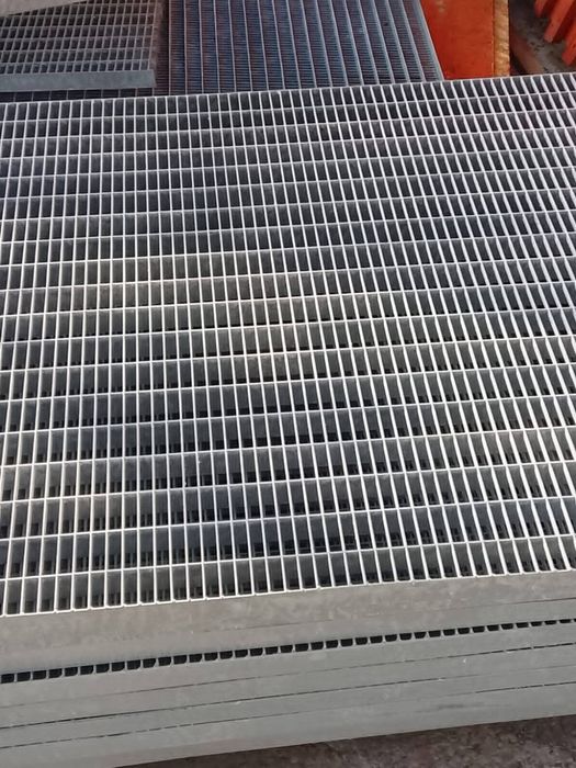 Trepte si gratare zincate pe stoc