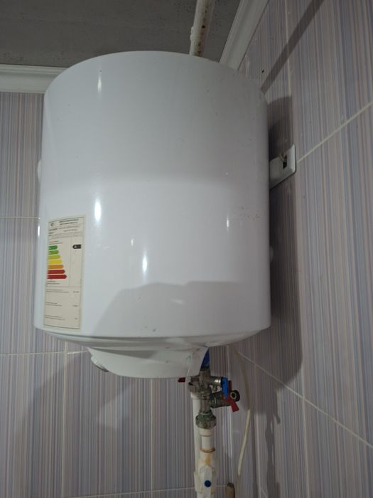 Продам бойлер все работает отлично 50 литр греет быстро регулировка ес