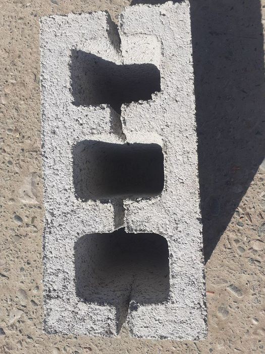 Qurilishga shlakabloklar bor.