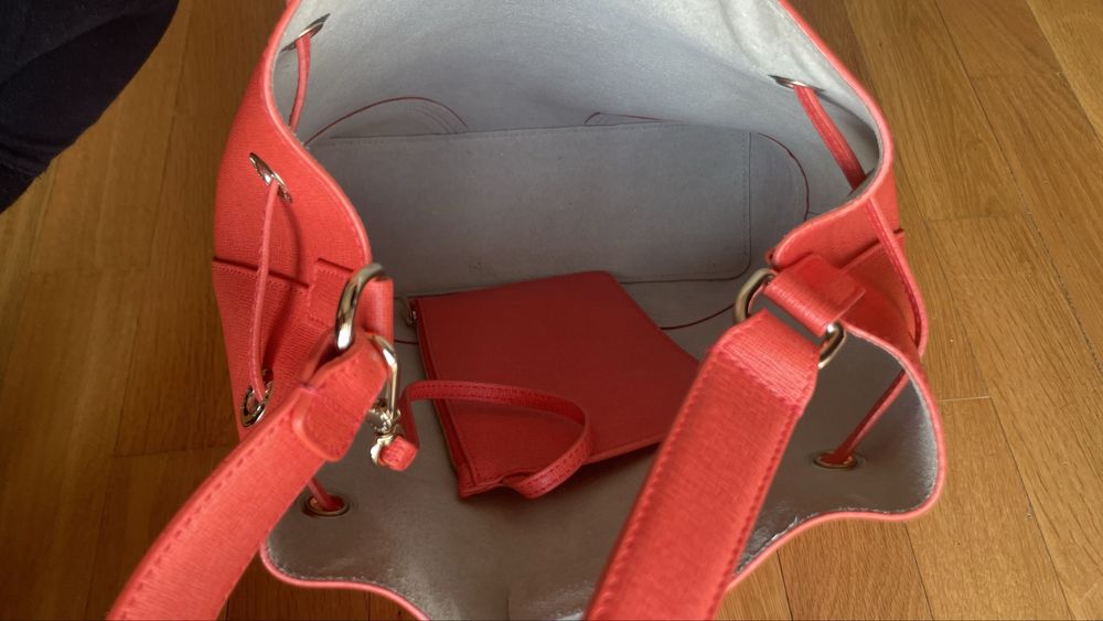 Geanta FURLA, model Stacy, geanta bucket, culoare corai, piele naturala saffiano