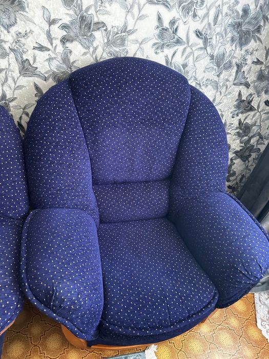 Отдам диван и 2 кресла