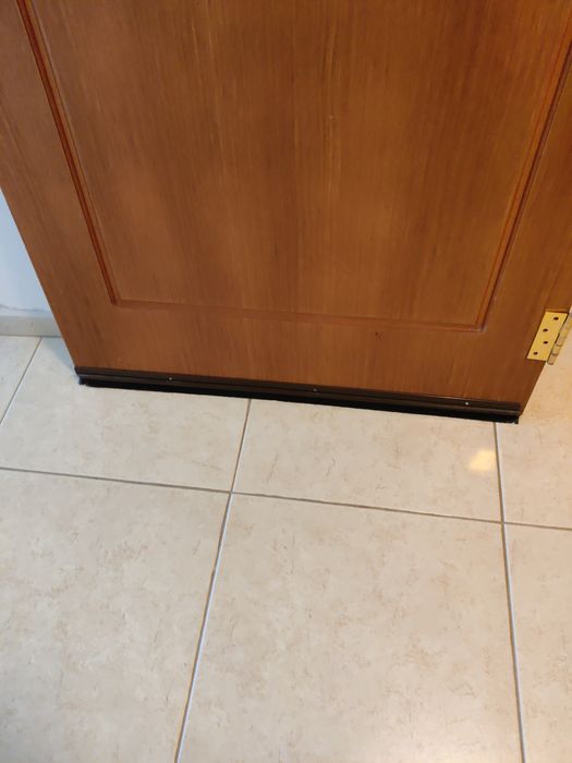 Продавам входна врата. Стабилна. Здрава.