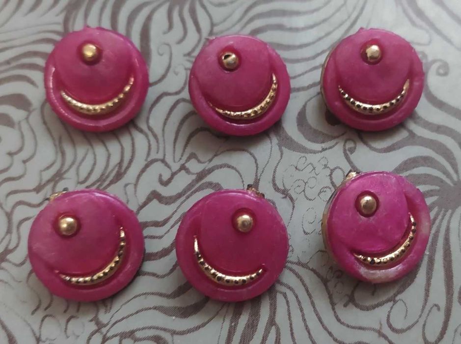 Пуговицы разные.