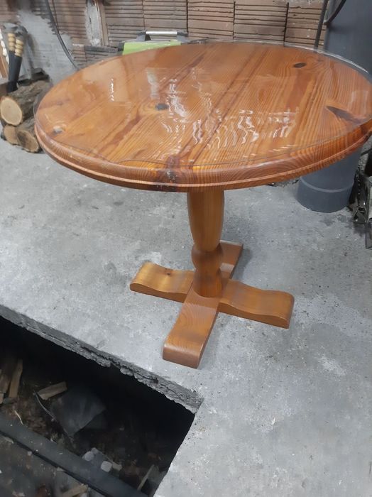 Дървена маса около метър