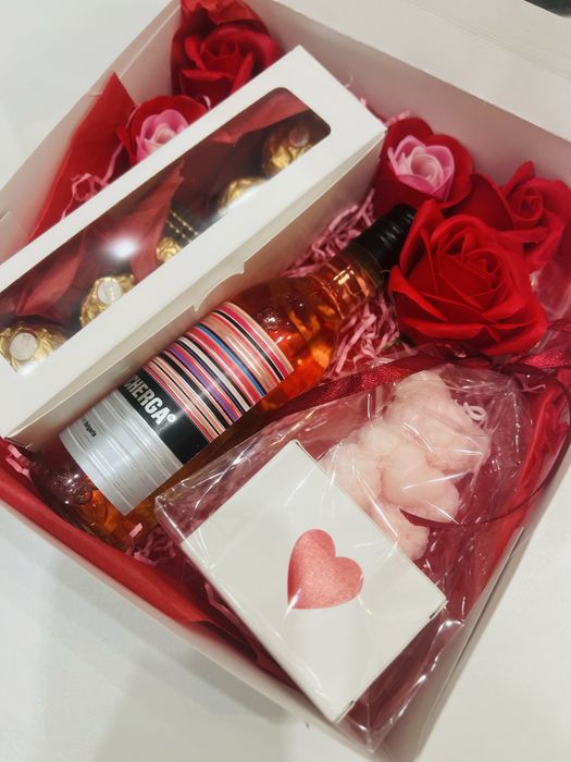 Подаръчен Комплент за 8 март , бонбони , свещ и сапунени рози в кутия