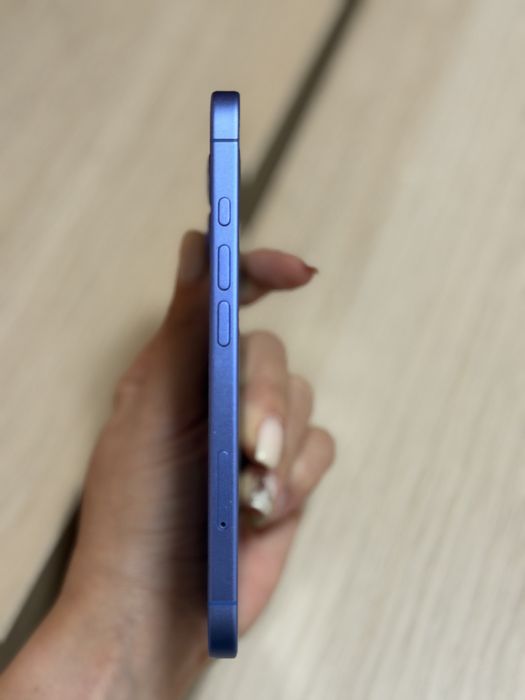 Продавам iphone 16