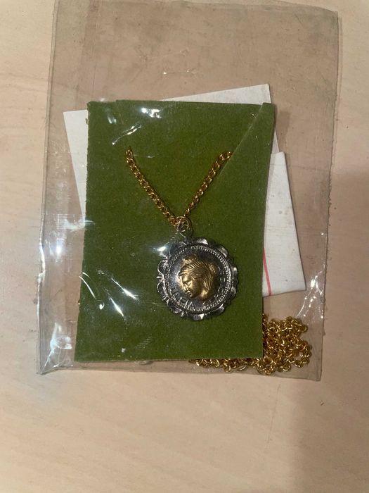 Продавам синджирчета с кръстчета и богородици.