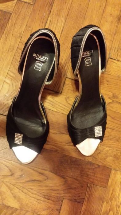Vând pantofi eleganți măsură 37