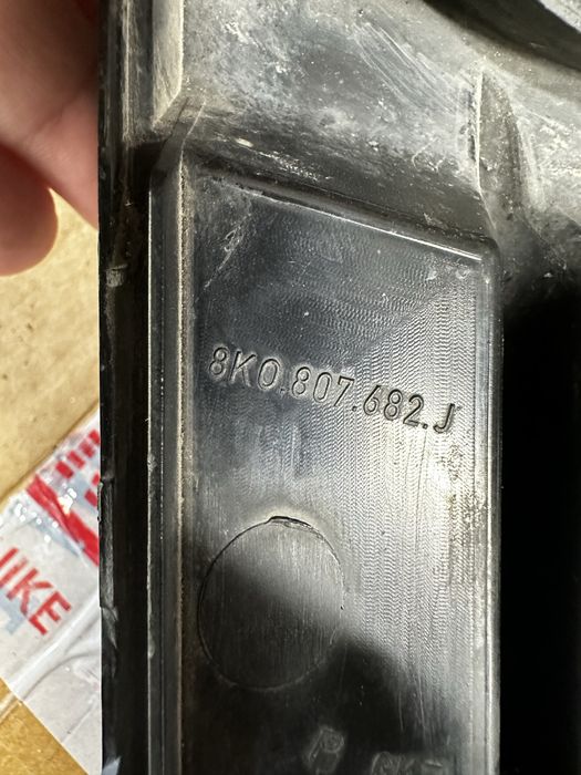 Grilă dreapta bară față audi a4.8k.cod:8K0807692.J.