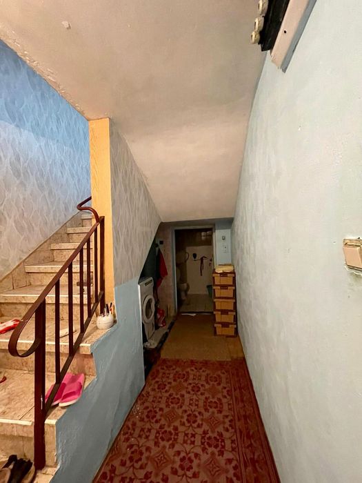 Двуетажна къща с таван и гараж в гр.Меричлери