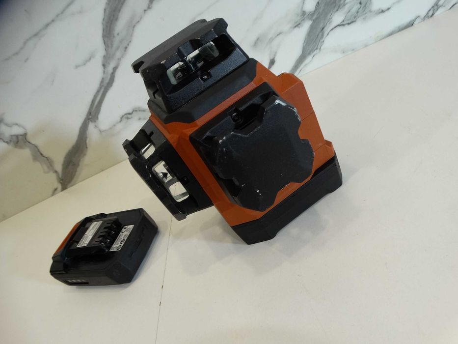 Резервиран Hilti PM 30 MG - 3D Линеен лазерен нивелир