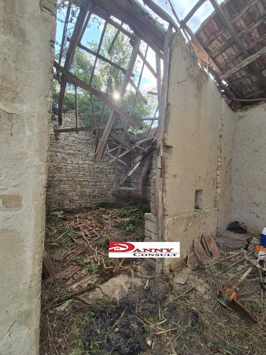 Двуетажна стара къща с двор в с. Обединение - обл. Велико Търново