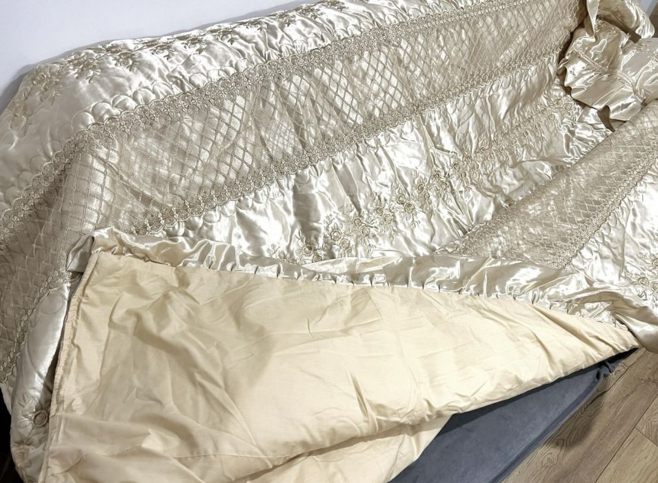 Комплект одеяло покрывало наволочки постельное белье