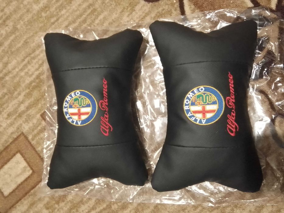 2 броя еко кожени меки възглавнички с бродиран надпис + подарък