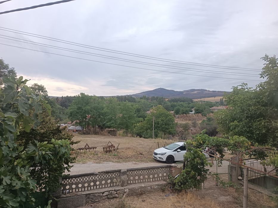 Масивна двуетажна къща в село Студена