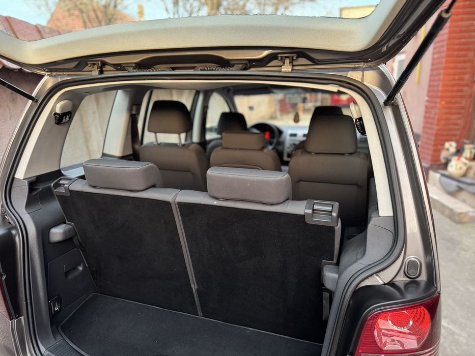 Touran 2011 1.9 TDI  hig line  carte servis /la zi