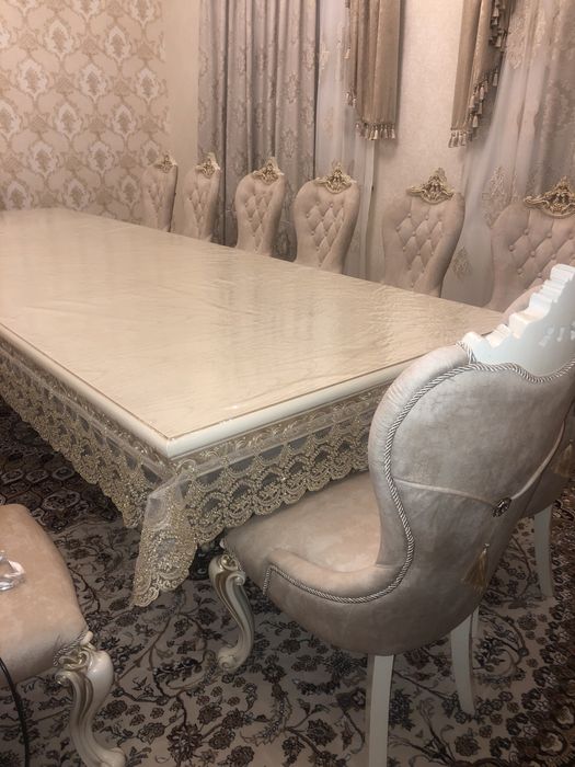 Скатерть с кружевами и бахромой.