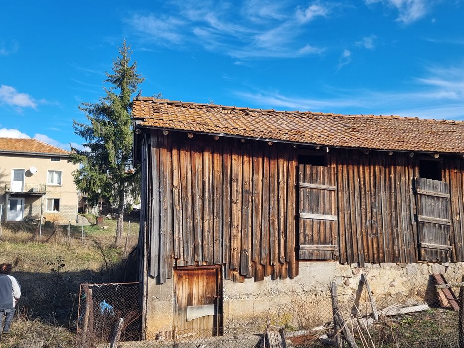 Продава се къща(на калкан) с плевня и 300 кв.м двор