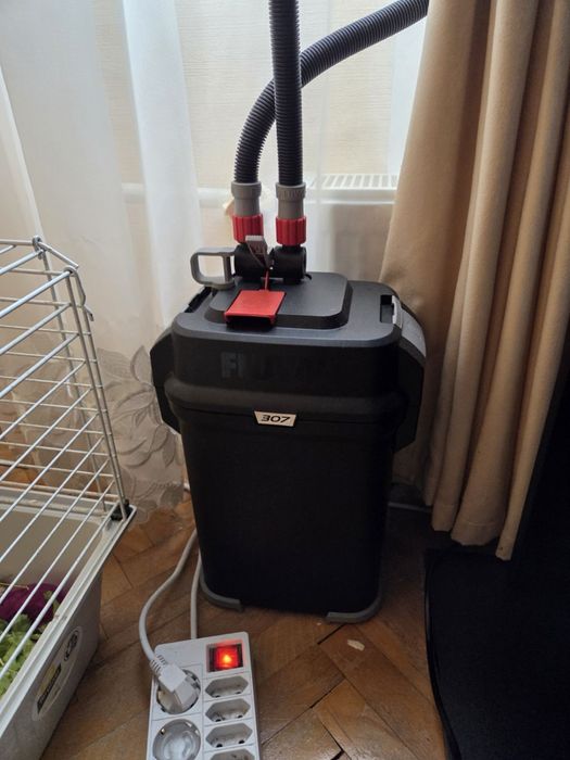 Аквариум за рибки със стойка