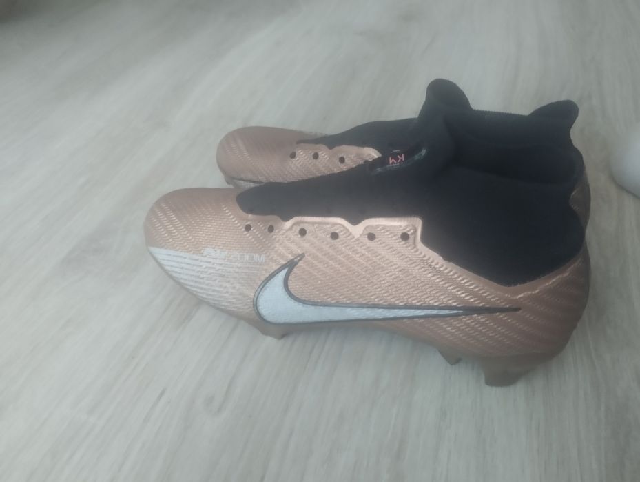 Продаю две пары бутсы за 30к