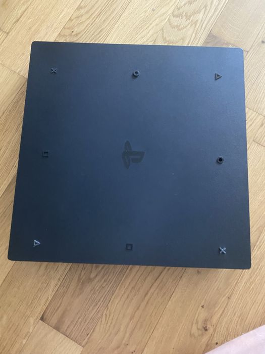 Playstation 4 pro и 3 джойстика
