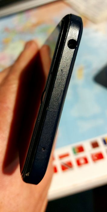 Продавам смарт телефон TCL 305