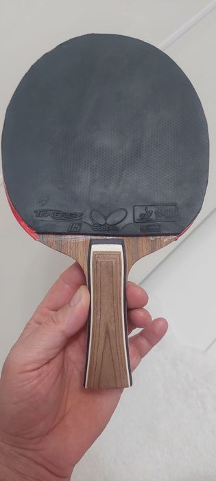 Paleta tenis de masa profesională Tenergy 05  și Tibhar