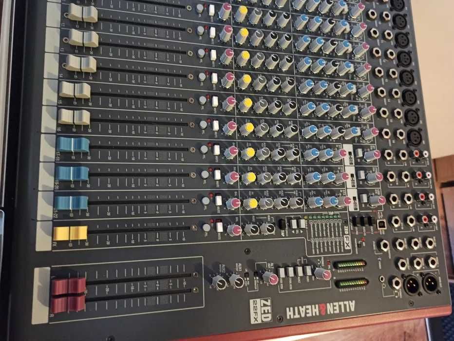 Allen & Heath ZED 22 FX с кейс