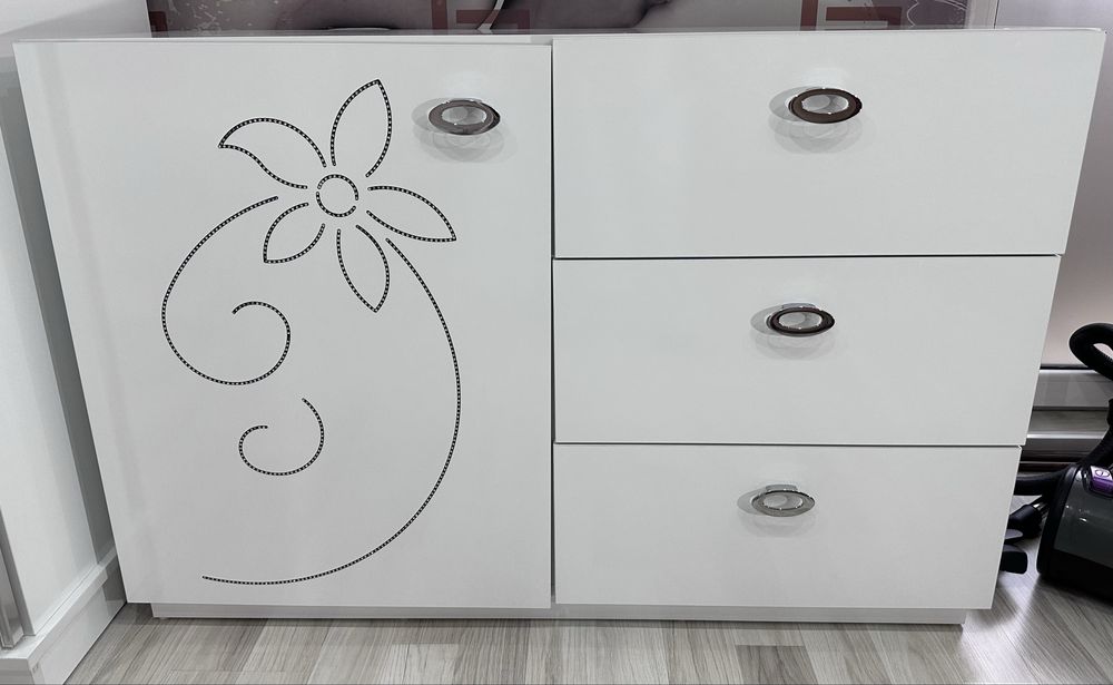 Елегантен скрин бял гланц