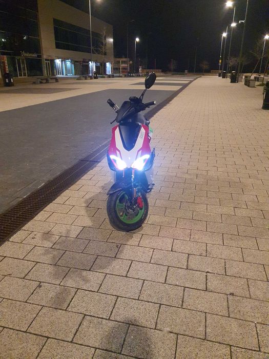 Vând scuter cu sau fără permis limitat la 25 km se poate ai delimita