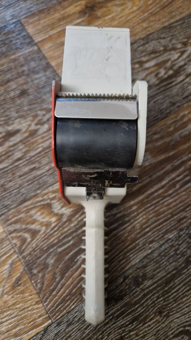 Диспенсер для скотча