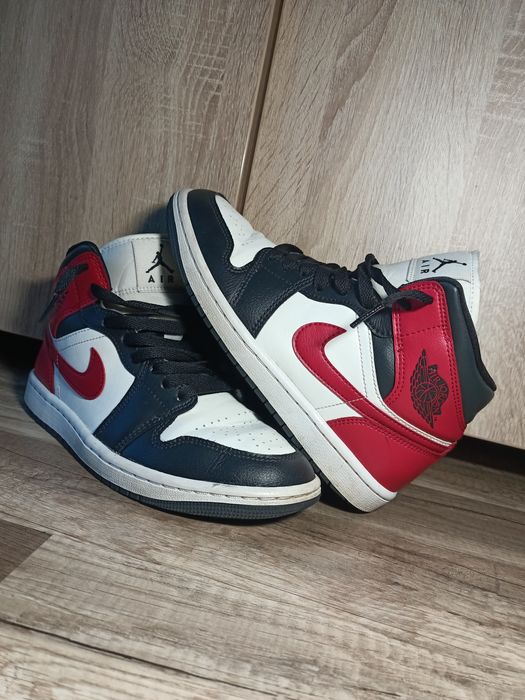 Air Jordan 1 Mid Black Toe