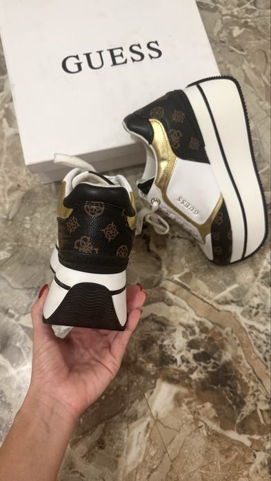 Продам кроссовки GUEES