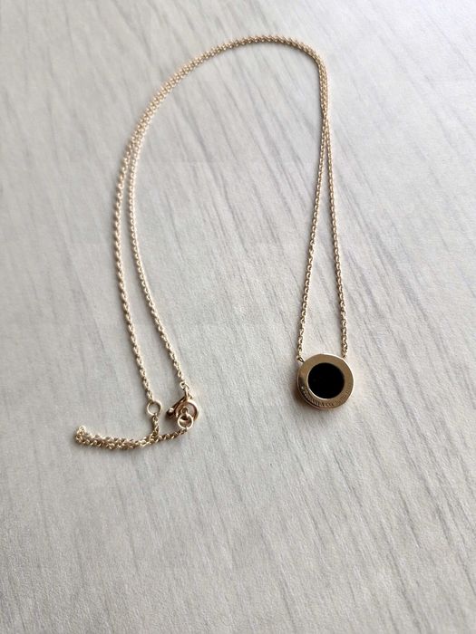 Diamond and Black Onyx Circle Pendant in Rose Gold, adică un pandantiv din colecția Tiffany T, cu aur roz, diamante și onix negru