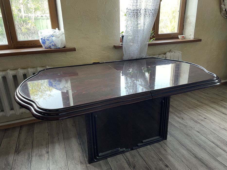 Продам стол и сервант 3 стула