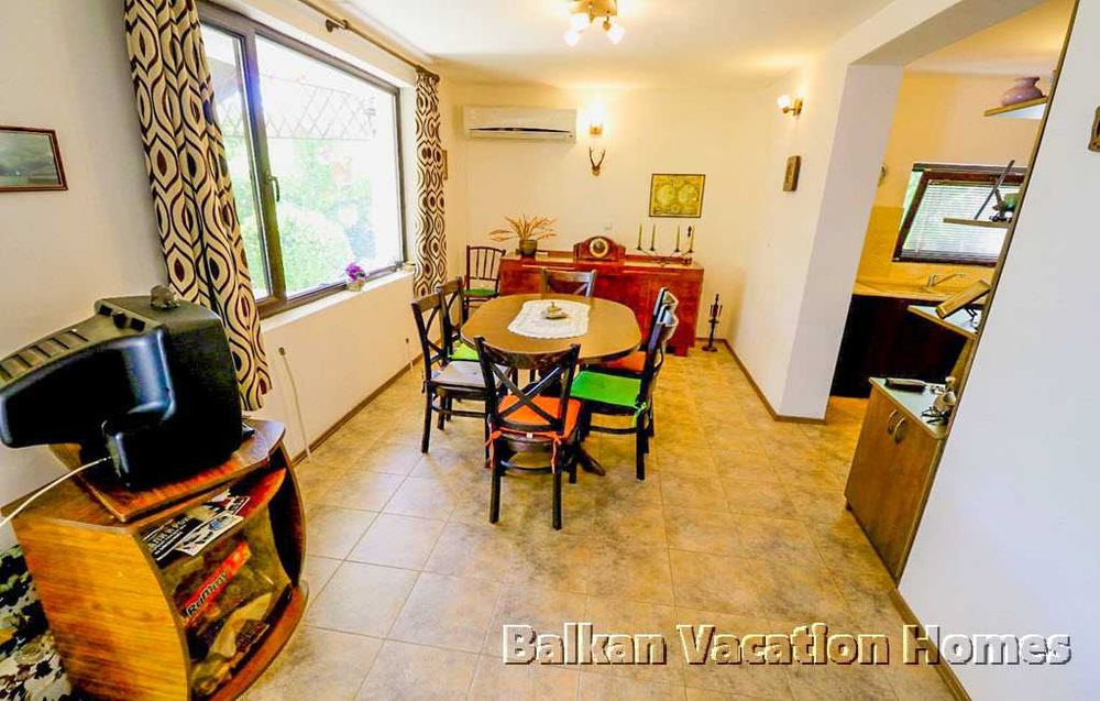 Красива къща във вилната зона южно от Балчик