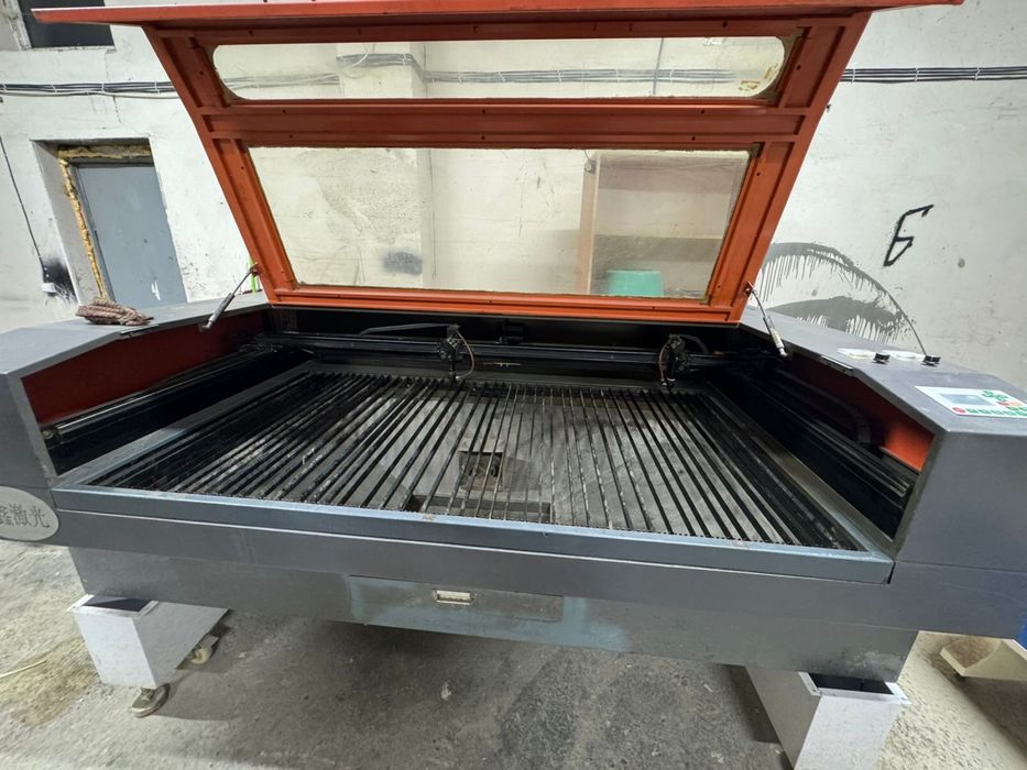 Лазерный  двухголовочный станок !