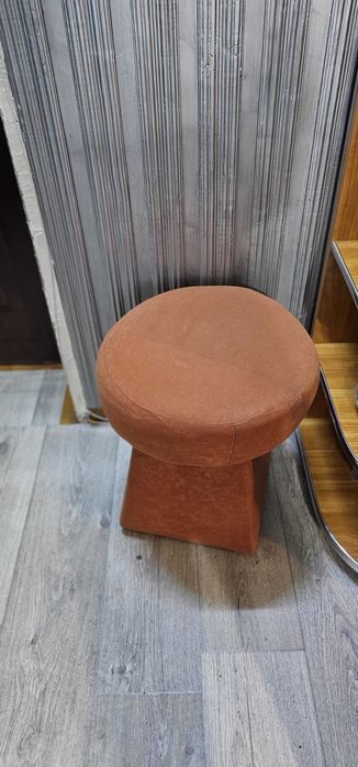 Vand cuier + 2 tabureti