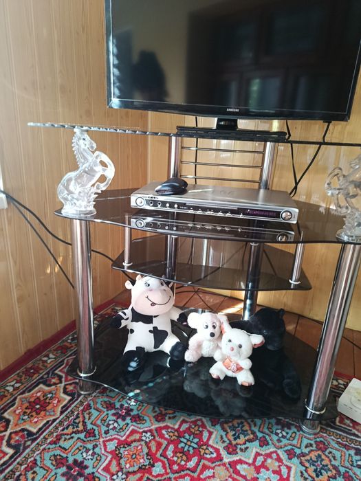 Стеклянная подставка для тв