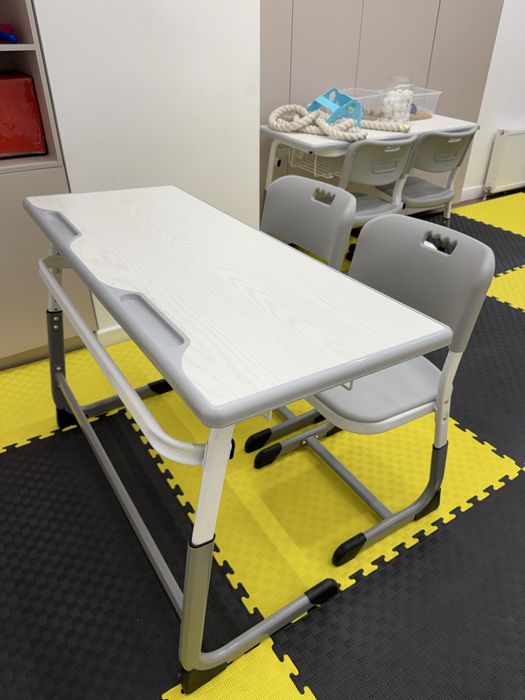 Школьная парта со стульями