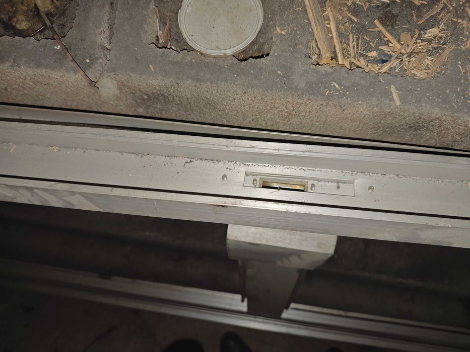 дверь алюминиевая